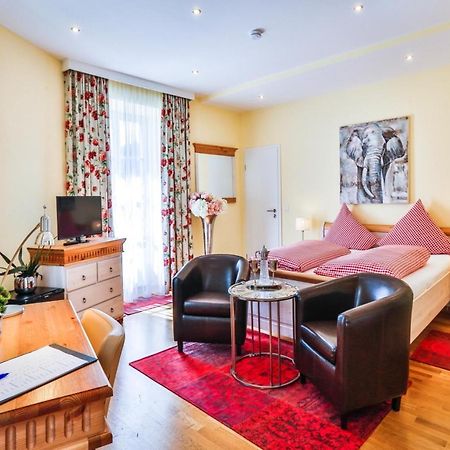 Hotel Zum Goldenen Loewen Баден-Баден Екстериор снимка