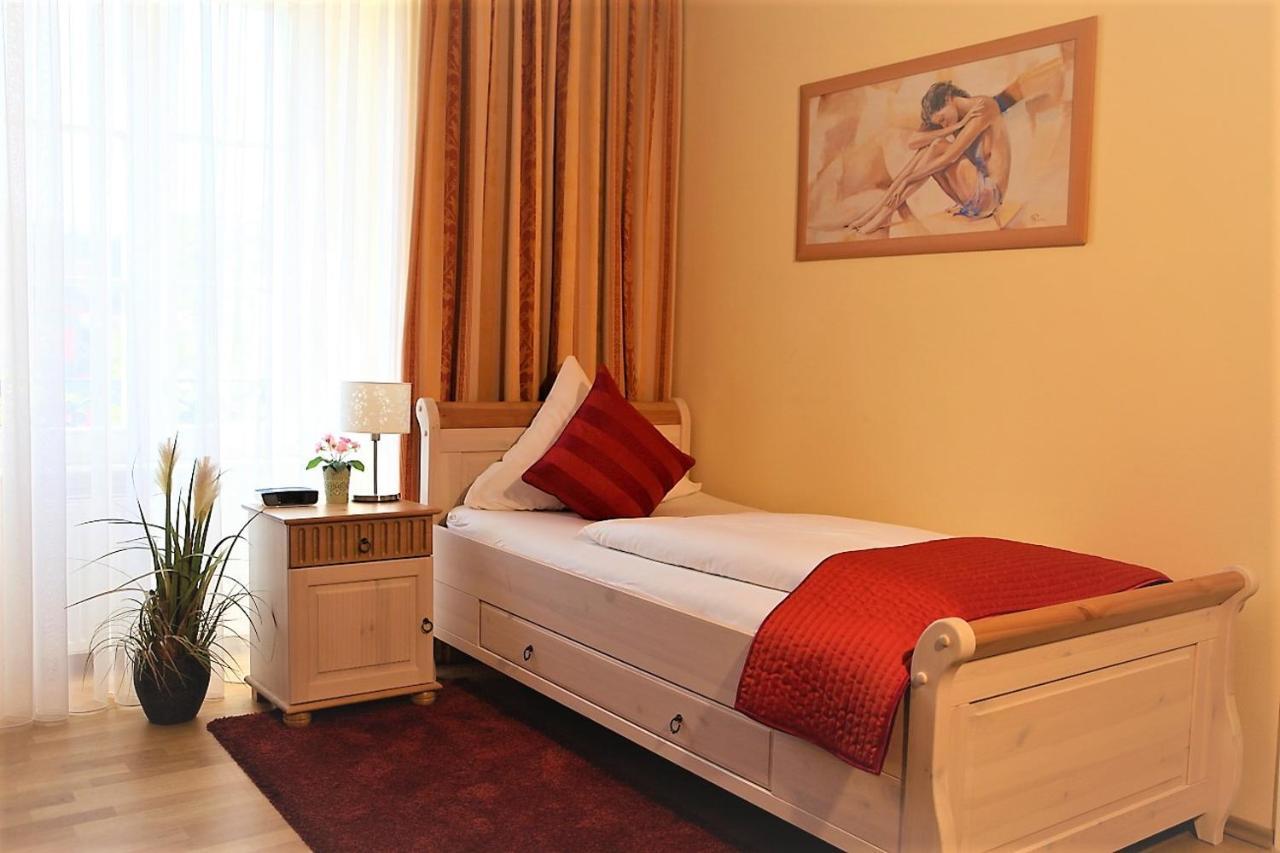 Hotel Zum Goldenen Loewen Баден-Баден Екстериор снимка