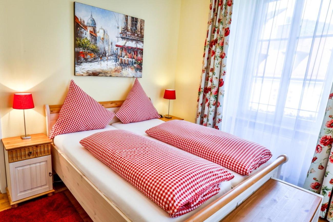 Hotel Zum Goldenen Loewen Баден-Баден Екстериор снимка