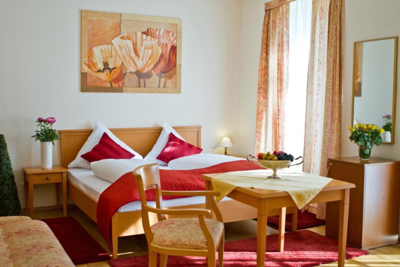 Hotel Zum Goldenen Loewen Баден-Баден Екстериор снимка