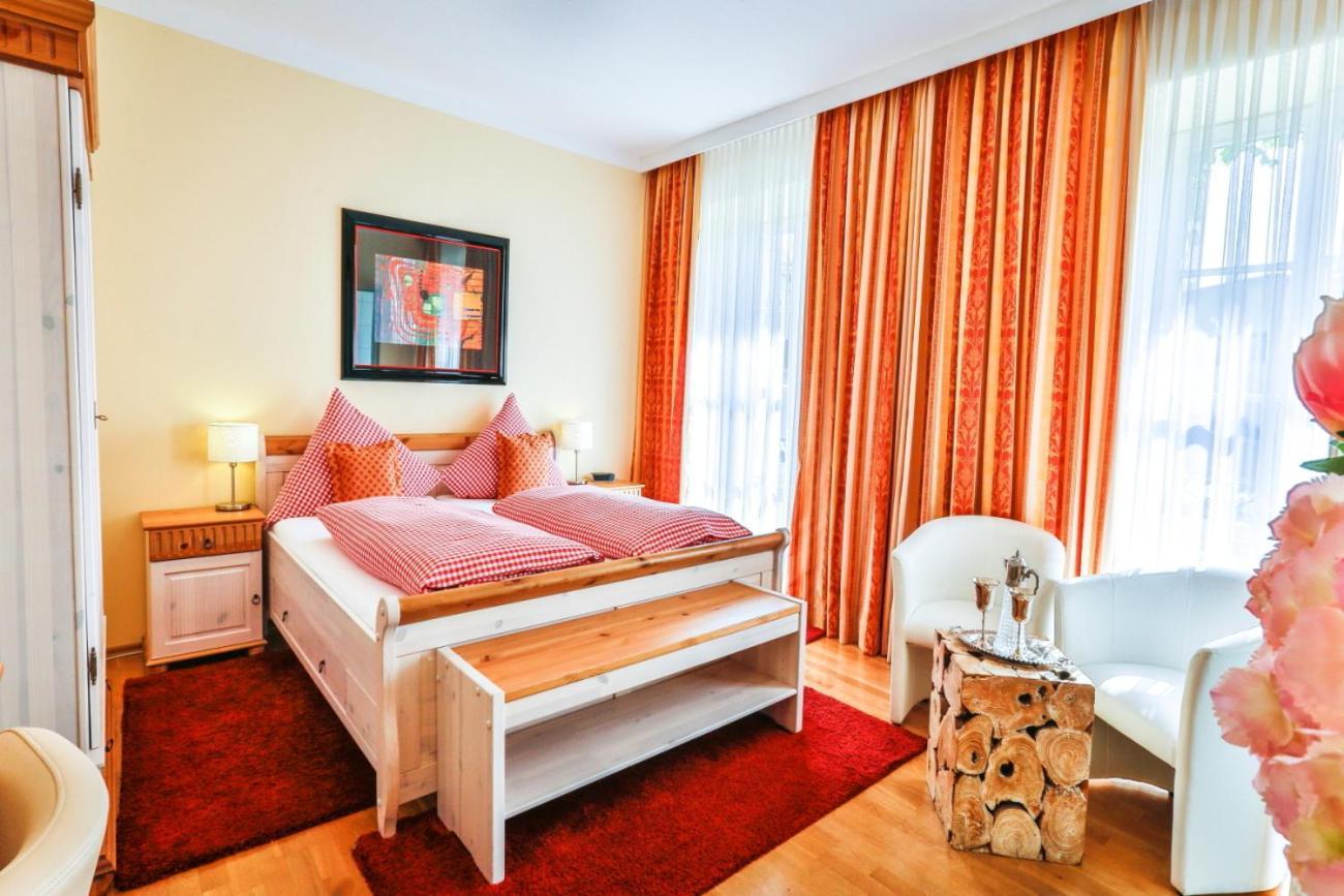 Hotel Zum Goldenen Loewen Баден-Баден Екстериор снимка