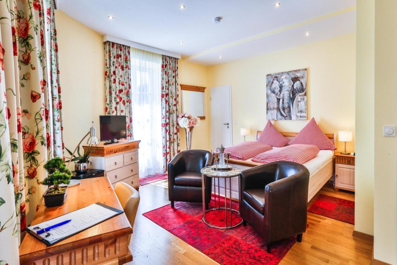 Hotel Zum Goldenen Loewen Баден-Баден Екстериор снимка