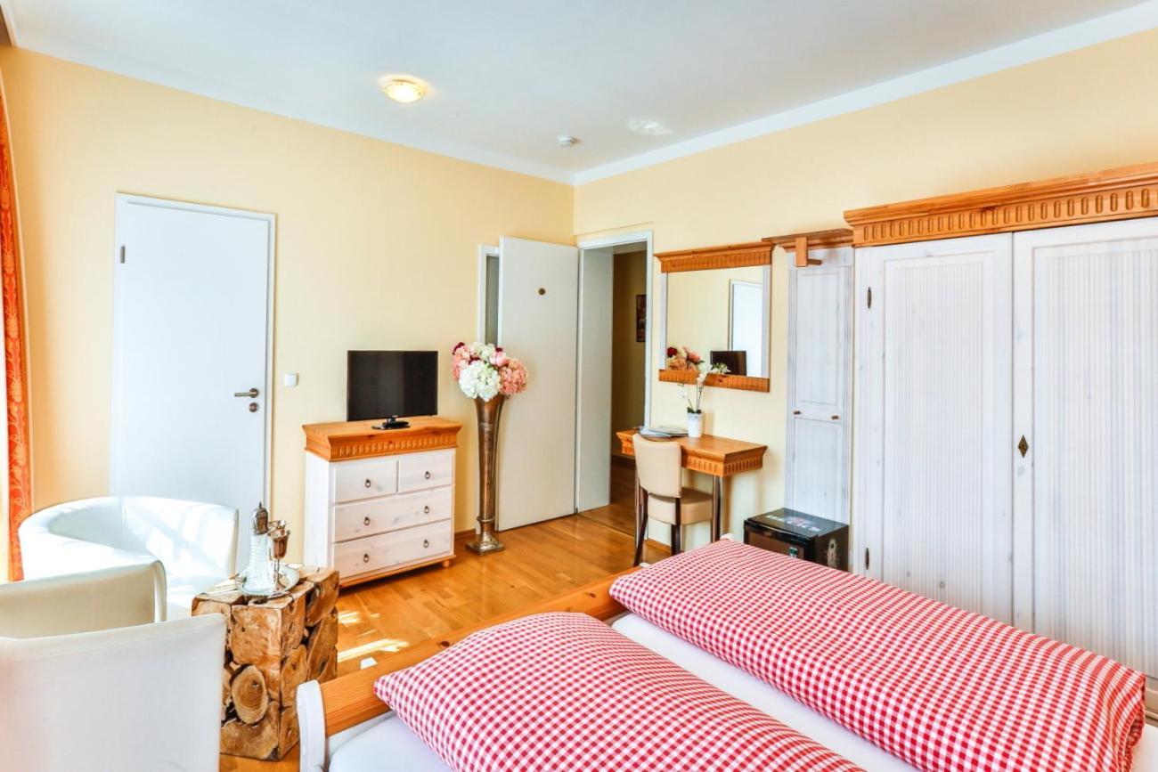 Hotel Zum Goldenen Loewen Баден-Баден Екстериор снимка