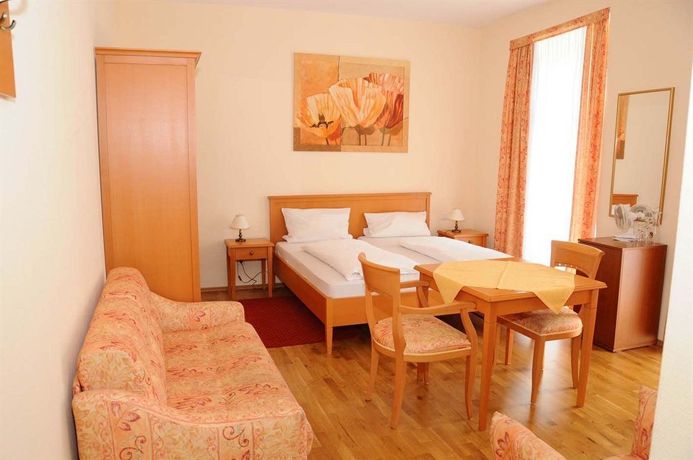 Hotel Zum Goldenen Loewen Баден-Баден Екстериор снимка