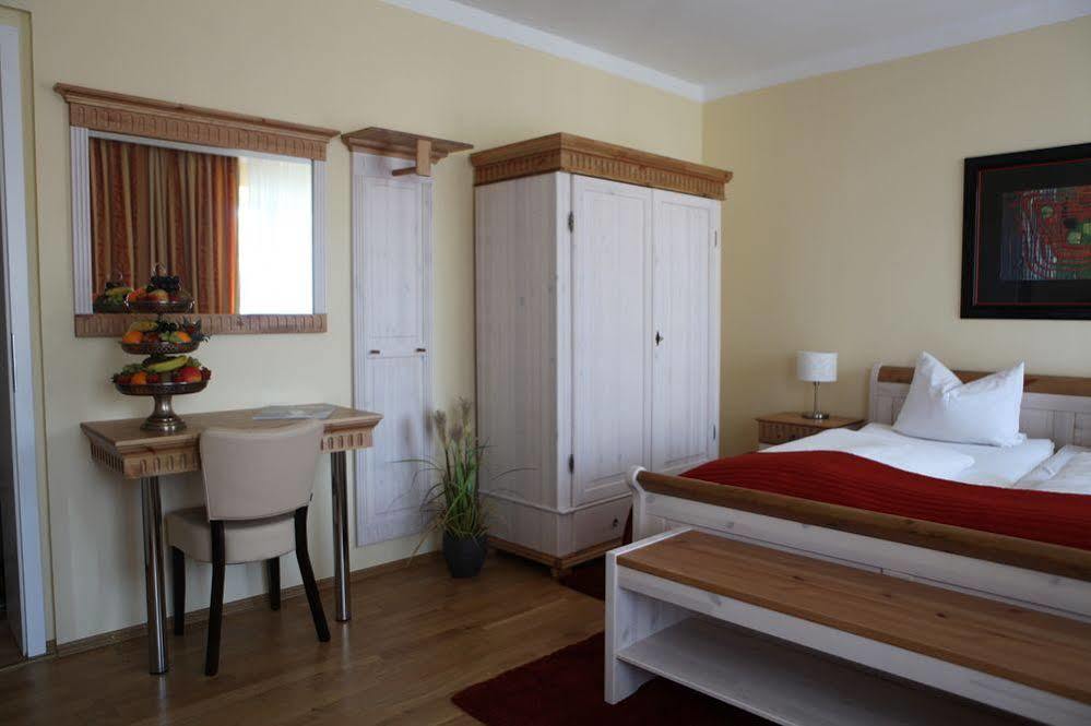 Hotel Zum Goldenen Loewen Баден-Баден Екстериор снимка